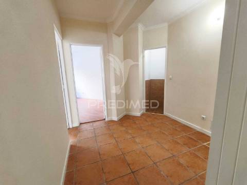Apartamento t2 com excelente localização – mercês