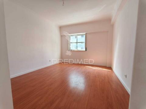Apartamento t2 com excelente localização – mercês