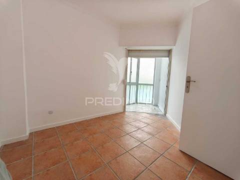 Apartamento t2 com excelente localização – mercês