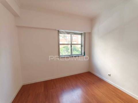 Apartamento t2 com excelente localização – mercês