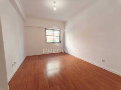 Apartamento t2 com excelente localização – mercês