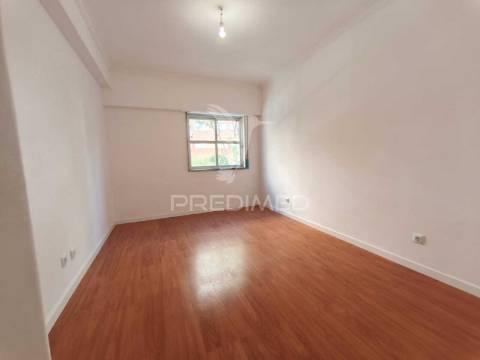 Apartamento t2 com excelente localização – mercês