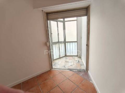Apartamento t2 com excelente localização – mercês