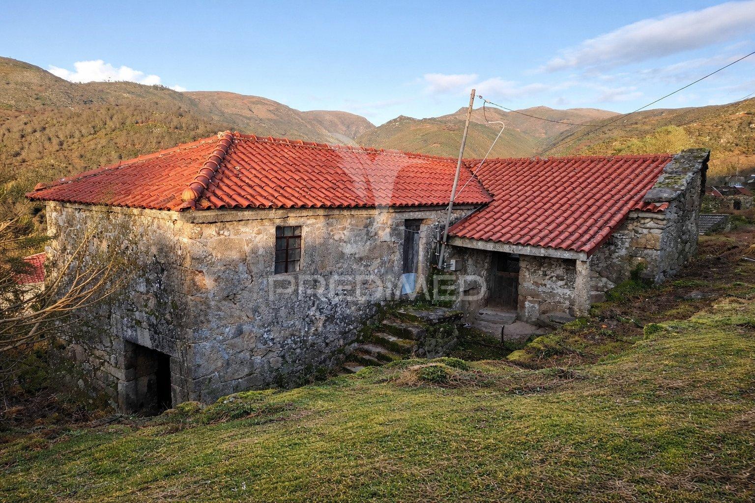 Moradia em pedra p/ restauro - parque nacional peneda-gerês