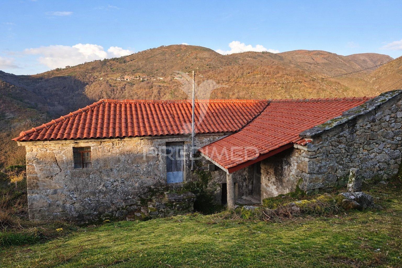 Moradia em pedra p/ restauro - parque nacional peneda-gerês