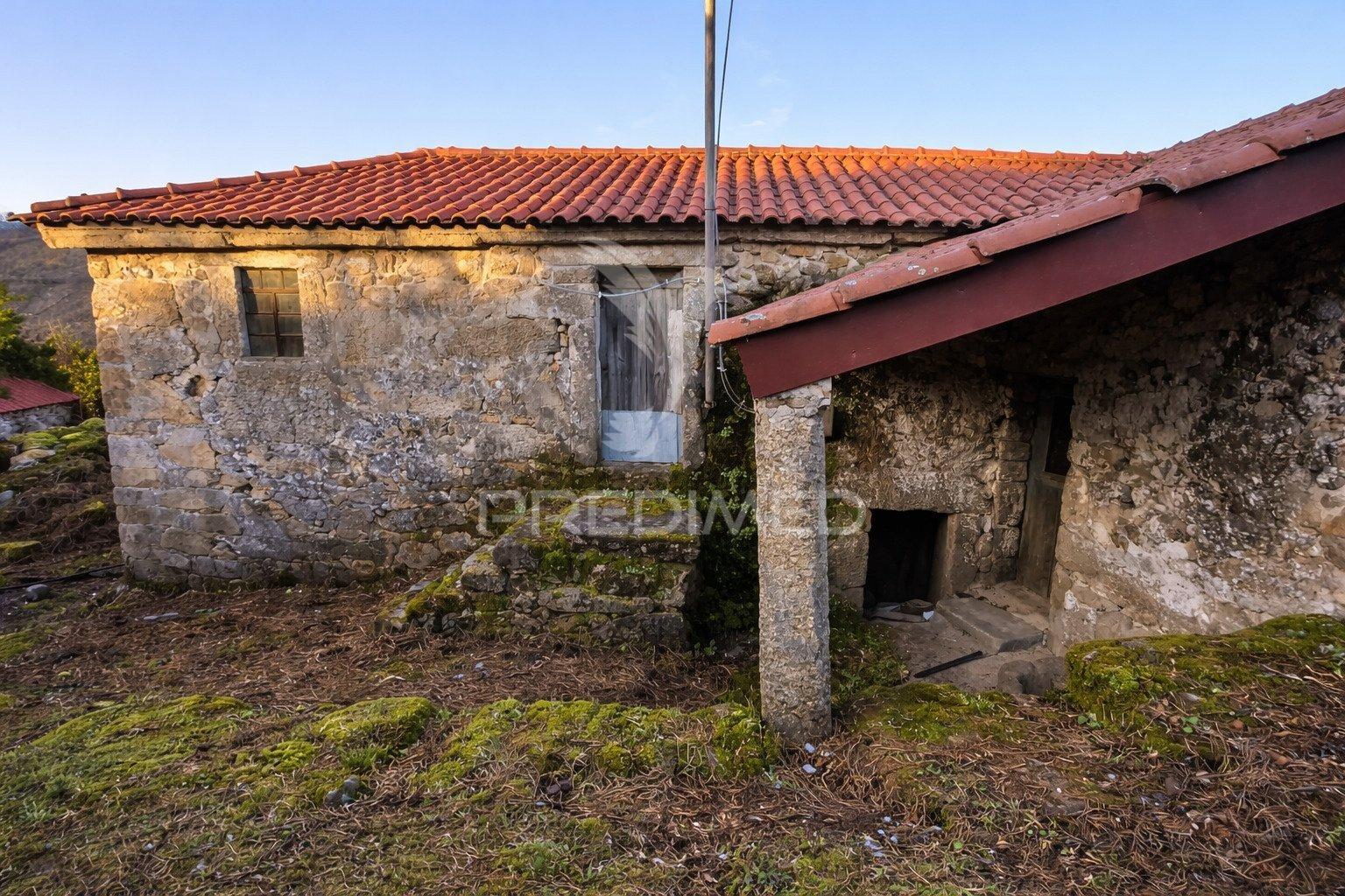 Moradia em pedra p/ restauro - parque nacional peneda-gerês