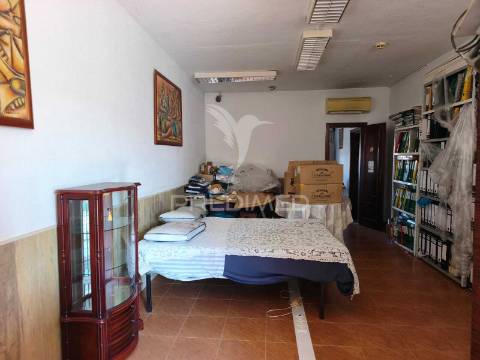 Moradia + loja / escritório + terreno