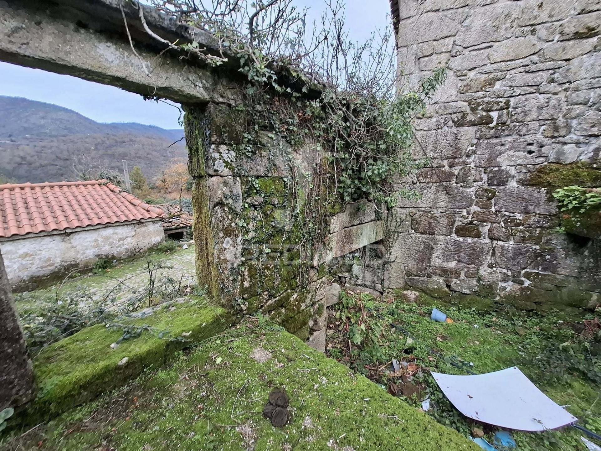 Moradia em p/restauro no parque nacional - peneda-gerês
