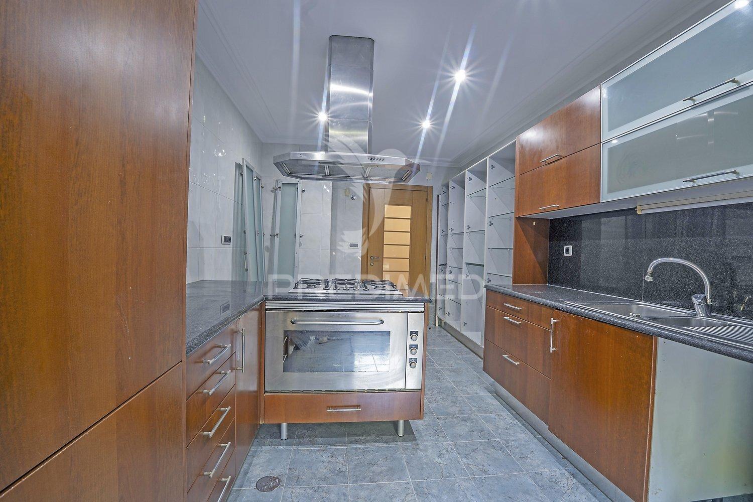 T2 com piscina no prestigiado edifício varandas da lezíria | centro de vila franca de xira.