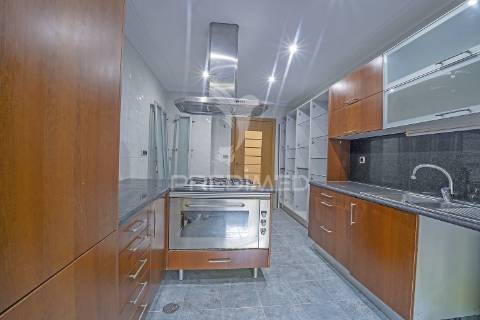T2 com piscina no prestigiado edifício varandas da lezíria | centro de vila franca de xira.