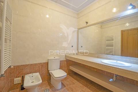 T2 com piscina no prestigiado edifício varandas da lezíria | centro de vila franca de xira.