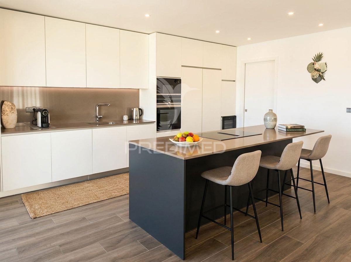 Quarteira - apartamento com 4 suítes a 100 metros da praia