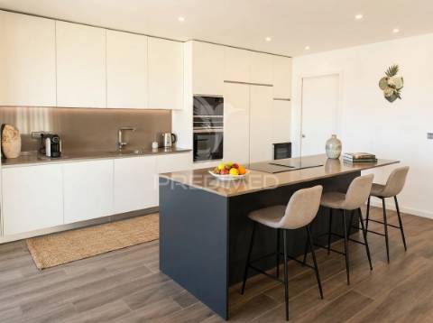 Quarteira - apartamento com 4 suítes a 100 metros da praia