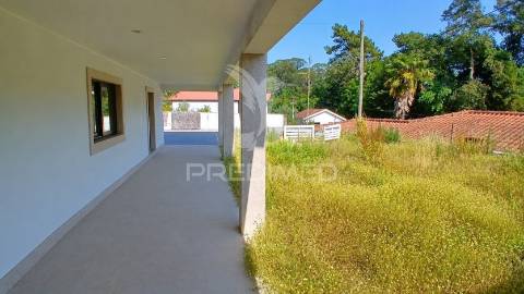 Moradia t3 com espaço exterior em airães, felgueiras