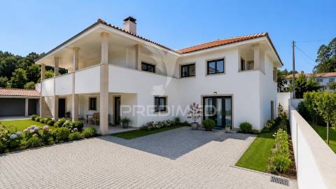 Moradia t3 com espaço exterior em airães, felgueiras