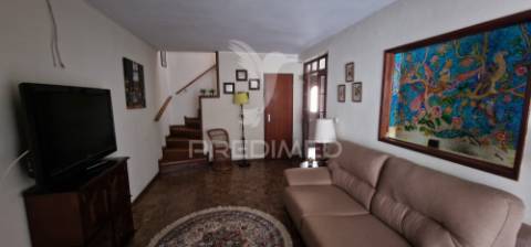 Moradia t2+1 renovada no bairro da chasa - conforto, luz e funcionalidade