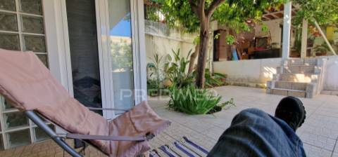 Moradia t2+1 renovada no bairro da chasa - conforto, luz e funcionalidade