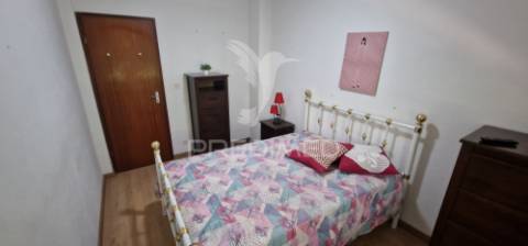 Moradia t2+1 renovada no bairro da chasa - conforto, luz e funcionalidade