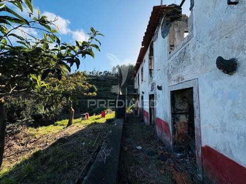 Ruína para recuperação com terreno de 1.440 m² | gaula