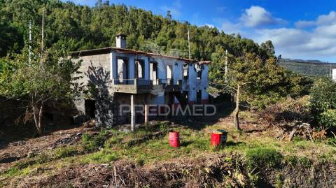 Ruína para recuperação com terreno de 1.440 m² | gaula