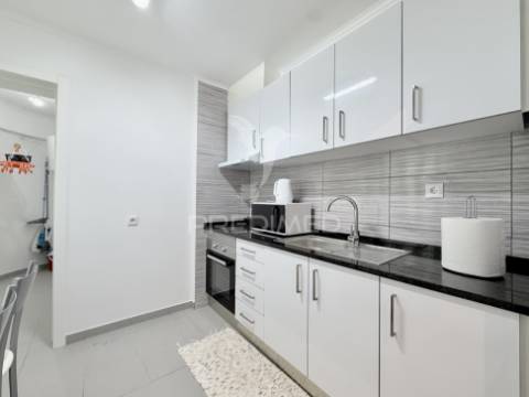 Apartamento t2 novo a estrear na caparica | totalmente renovado e mobilado | a 5 minutos das praias da costa da caparica