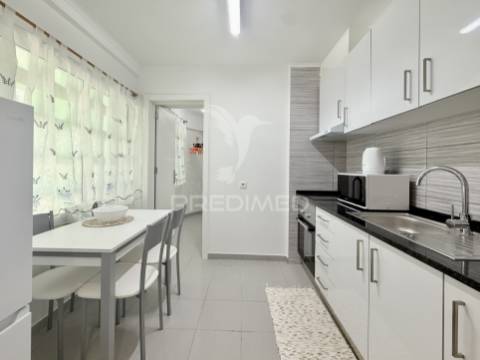 Apartamento t2 novo a estrear na caparica | totalmente renovado e mobilado | a 5 minutos das praias da costa da caparica