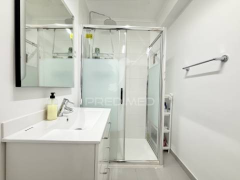 Apartamento t2 novo a estrear na caparica | totalmente renovado e mobilado | a 5 minutos das praias da costa da caparica