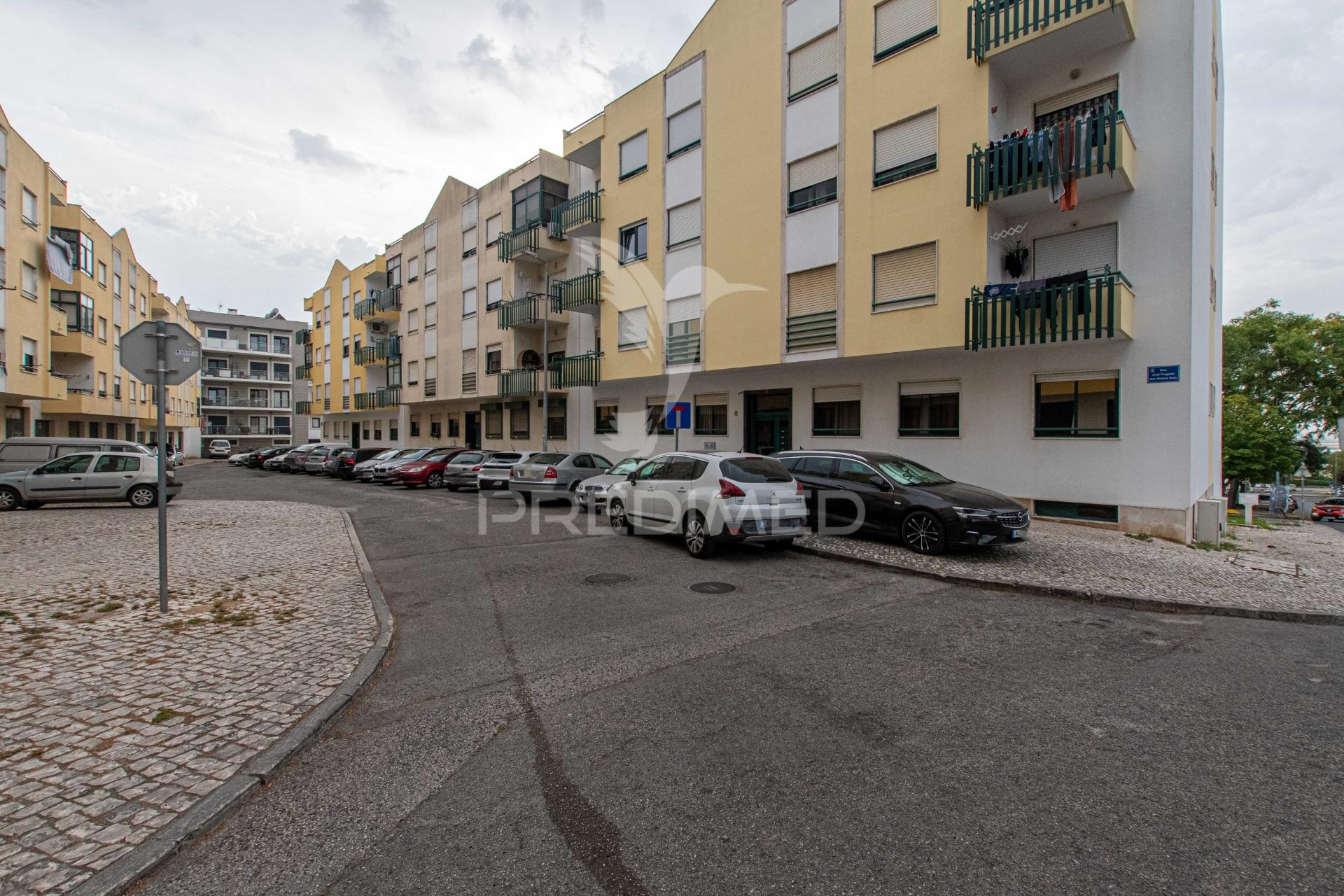 T3, 2 varandas soalheira, suite,  arrecadação c janela
