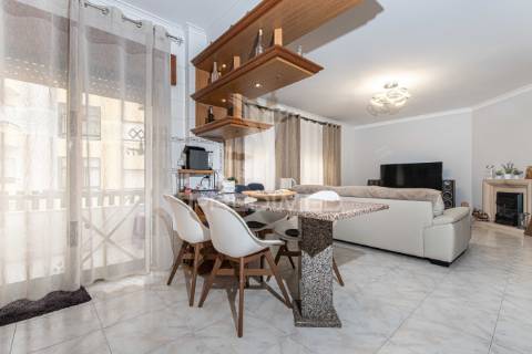 T3, 2 varandas soalheira, suite,  arrecadação c janela