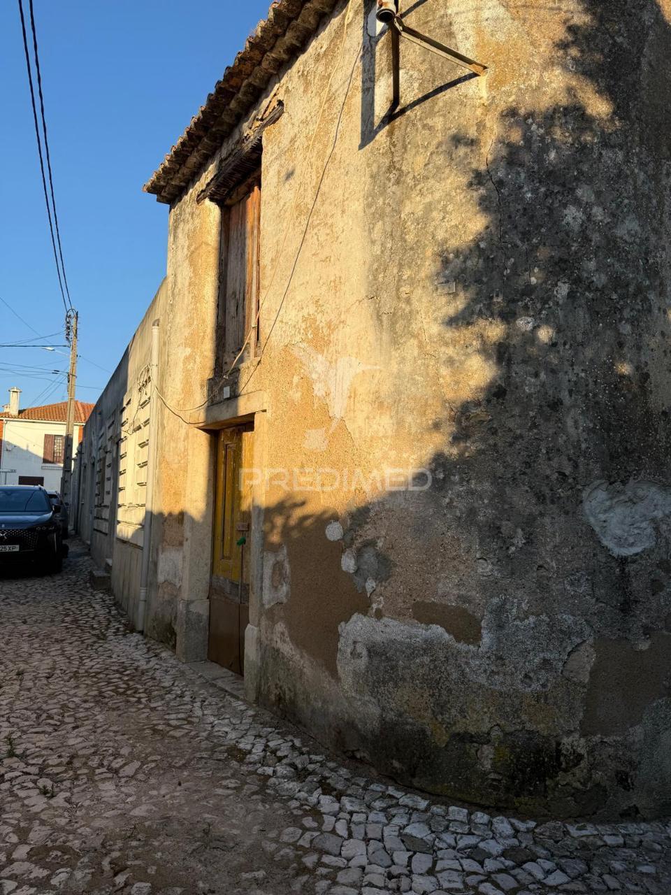 Moradia t1 para recuperar em abrigada (alenquer)