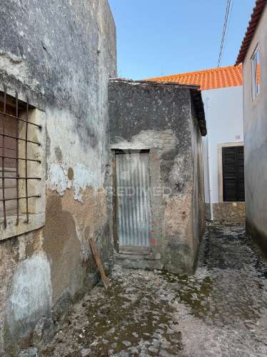 Moradia t1 para recuperar em abrigada (alenquer)
