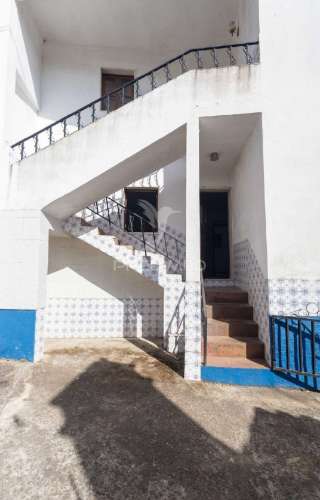 Moradia t2 de rés do chão e 1º andar com quintal. ideal para al