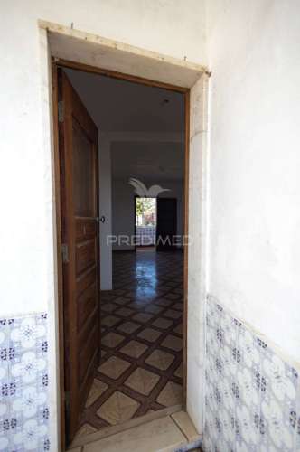 Moradia t2 de rés do chão e 1º andar com quintal. ideal para al