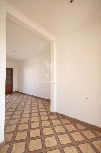 Moradia t2 de rés do chão e 1º andar com quintal. ideal para al