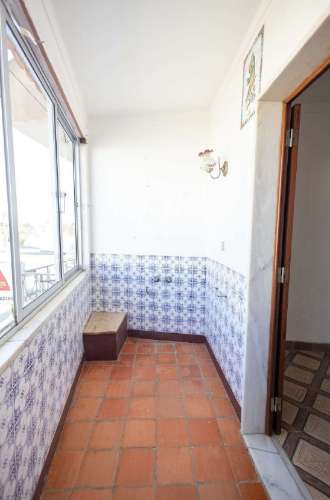 Moradia t2 de rés do chão e 1º andar com quintal. ideal para al