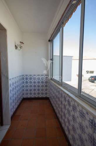 Moradia t2 de rés do chão e 1º andar com quintal. ideal para al