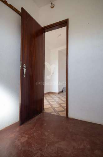 Moradia t2 de rés do chão e 1º andar com quintal. ideal para al