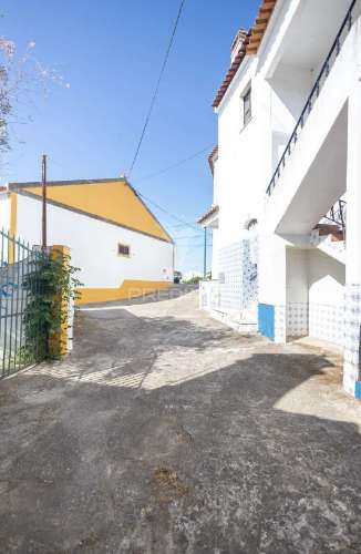 Moradia t2 de rés do chão e 1º andar com quintal. ideal para al
