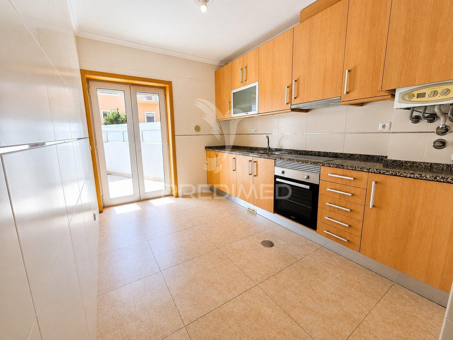 Apartamento t2 com terraço privativo de 166 m² | praia da barra