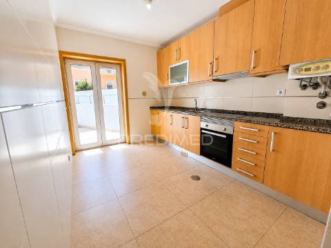 Apartamento t2 com terraço privativo de 166 m² | praia da barra