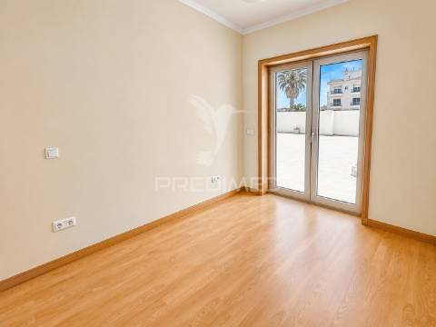 Apartamento t2 com terraço privativo de 166 m² | praia da barra
