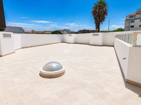 Apartamento t2 com terraço privativo de 166 m² | praia da barra