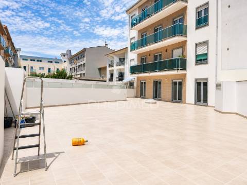 Apartamento t2 com terraço privativo de 166 m² | praia da barra