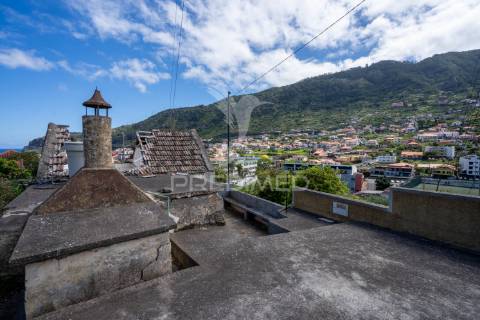 Moradia t2 por recuperar em machico com terreno de 610m2