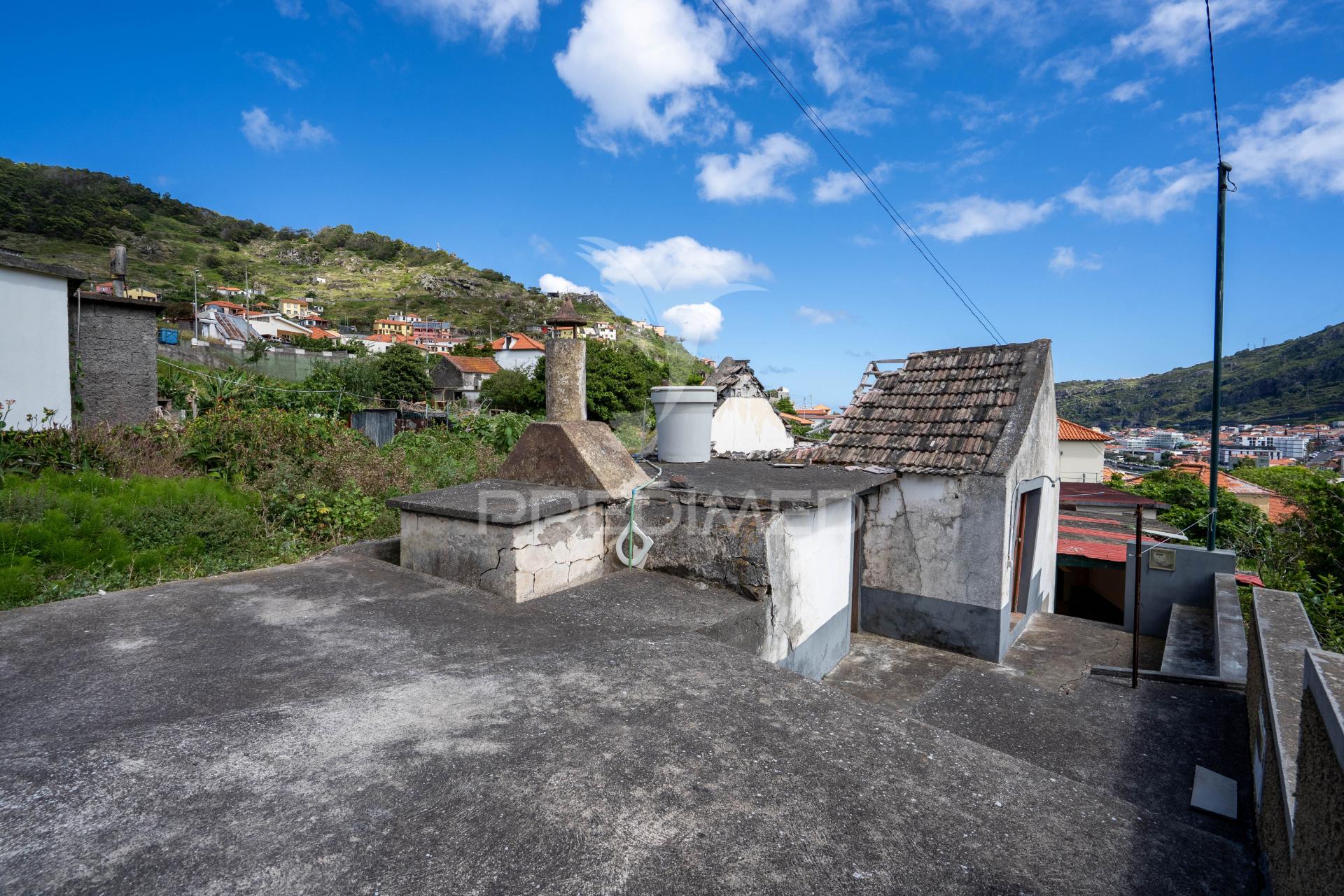 Moradia t2 por recuperar em machico com terreno de 610m2