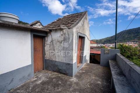 Moradia t2 por recuperar em machico com terreno de 610m2