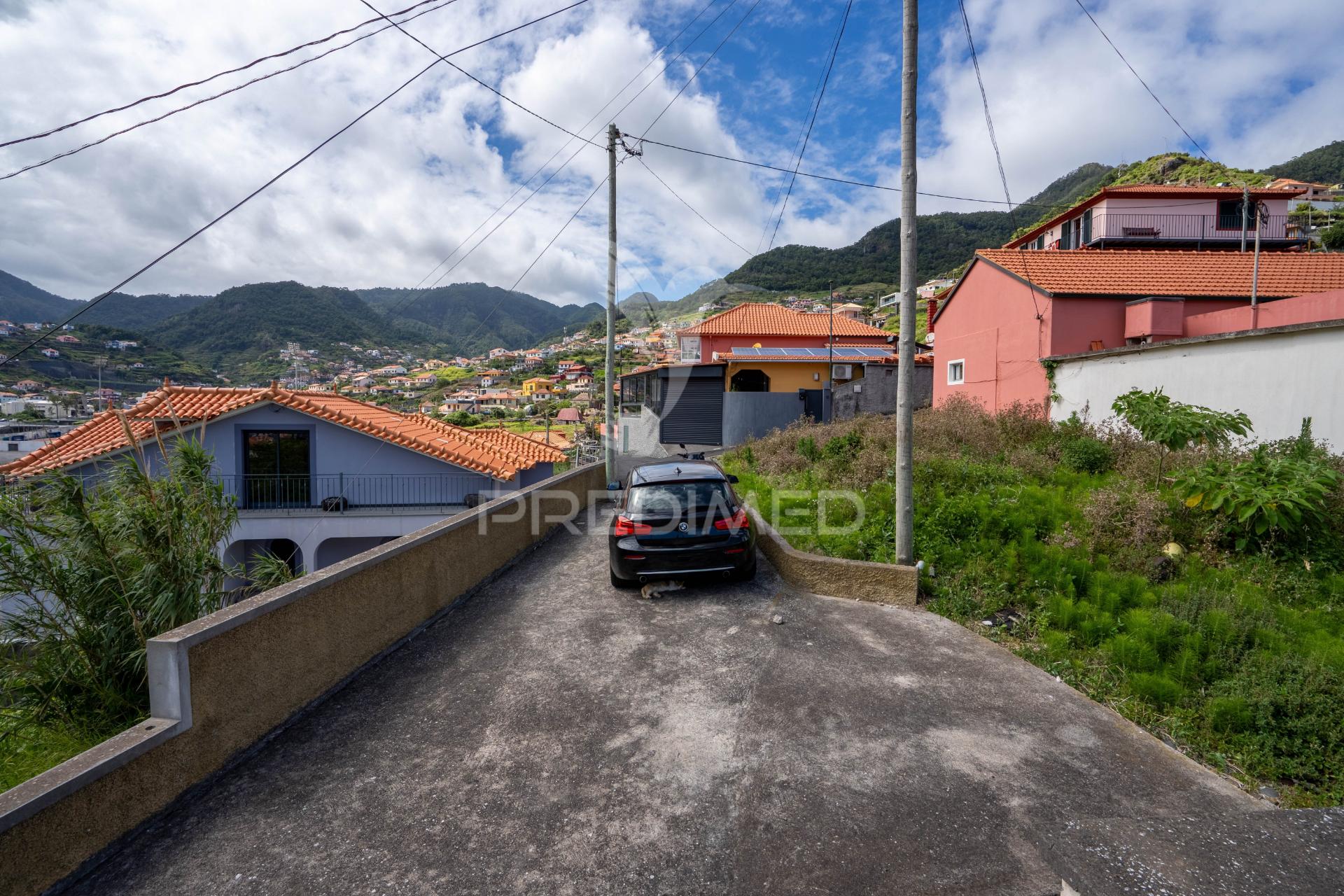 Moradia t2 por recuperar em machico com terreno de 610m2
