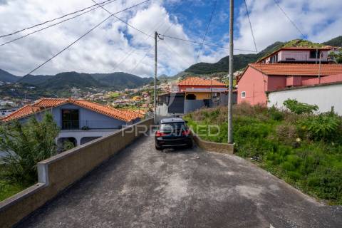 Moradia t2 por recuperar em machico com terreno de 610m2