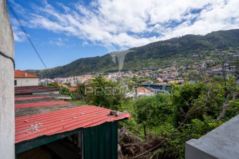 Moradia t2 por recuperar em machico com terreno de 610m2