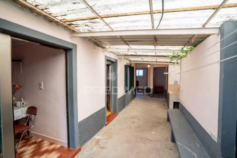 Moradia t2 por recuperar em machico com terreno de 610m2